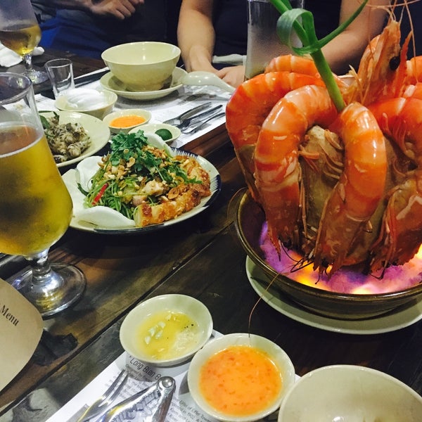 Foto scattata a Ngon Villa Restaurant da Hyejeong S. il 7/27/2016