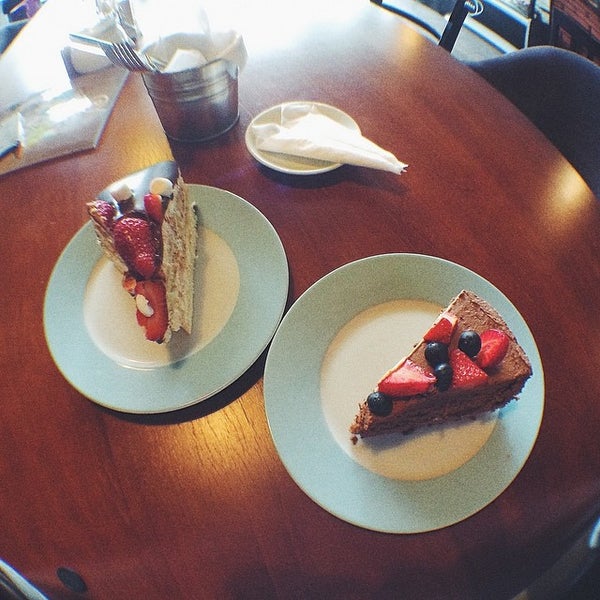 Foto diambil di Cake &amp; Coffee oleh Витя M. pada 5/22/2014