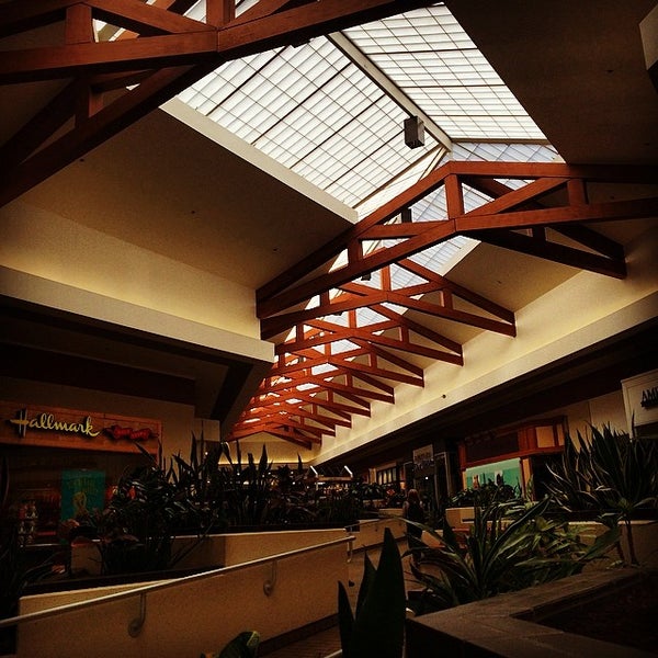 Foto tirada no(a) Kitsap Mall por George N. em 3/21/2014