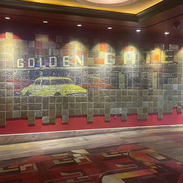Foto diambil di Golden Gate Hotel &amp; Casino oleh Melissa D. pada 8/10/2022
