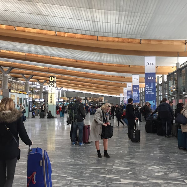 4/25/2016 tarihinde Melissa D.ziyaretçi tarafından Oslo Havalimanı (OSL)'de çekilen fotoğraf