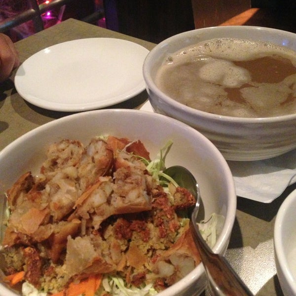 Снимок сделан в Sapphire Asian Cuisine &amp; Lounge пользователем Melissa D. 10/29/2013