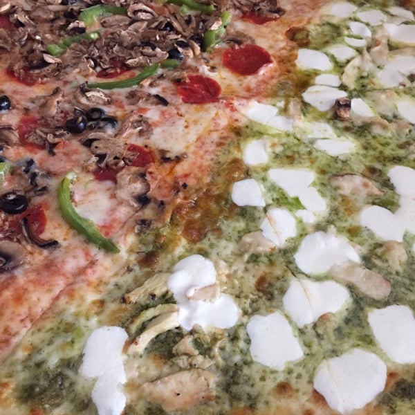 Das Foto wurde bei Bibo&#39;s NY Pizza von Melissa D. am 9/28/2014 aufgenommen