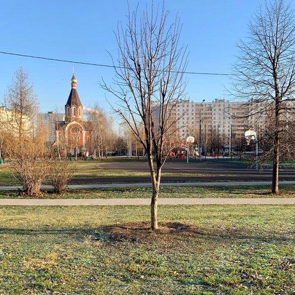 Парк люблино москва. Люблинский сквер. Люблинский сквер. Люблинский сквер у метро люблино. Люблинский сквер.