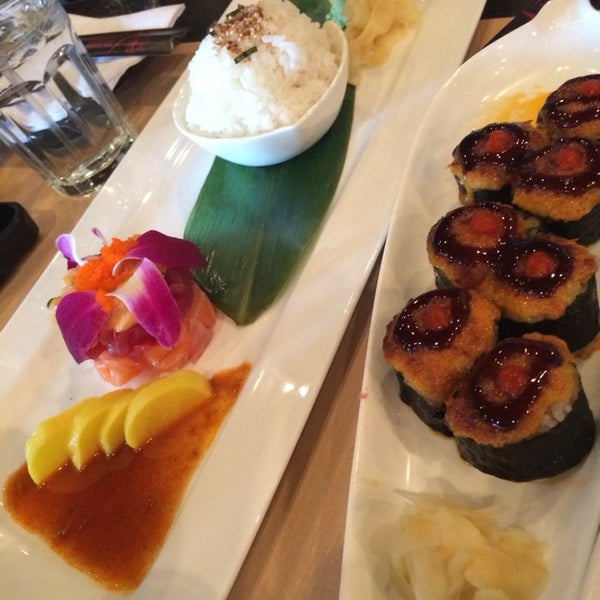 Foto tirada no(a) Sushi Oishii por Nat C. em 2/7/2014