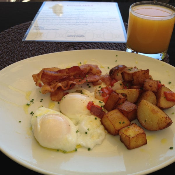 Photo prise au Crescent Hotel Beverly Hills par Mel M. le2/2/2014