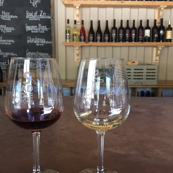 3/30/2017 tarihinde Moosh L.ziyaretçi tarafından Malibu Wines Tasting Room'de çekilen fotoğraf