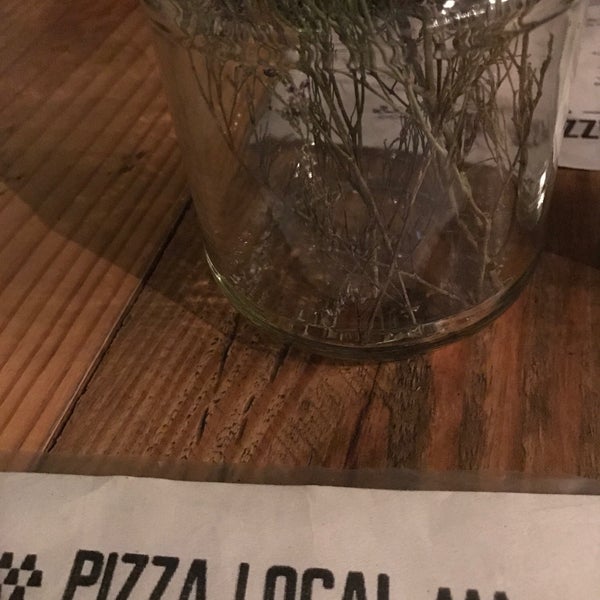 5/25/2017에 LUIS Z.님이 Pizza Local에서 찍은 사진