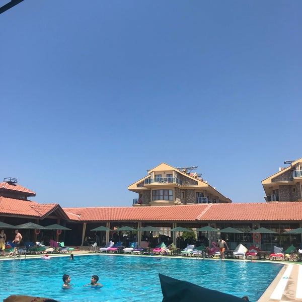 Снимок сделан в Adaburnu Gölmar Hotel пользователем Şener A. 8/7/2018