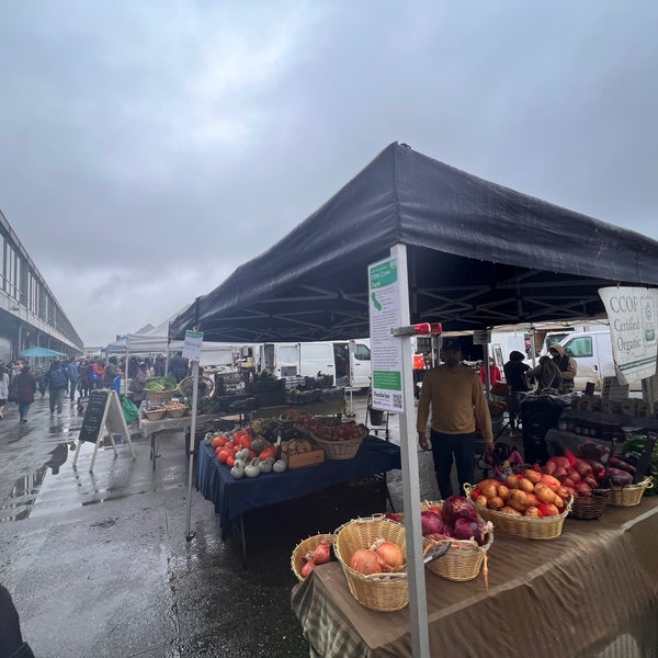 Foto tirada no(a) Ferry Plaza Farmers Market por Shawn C. em 11/5/2022