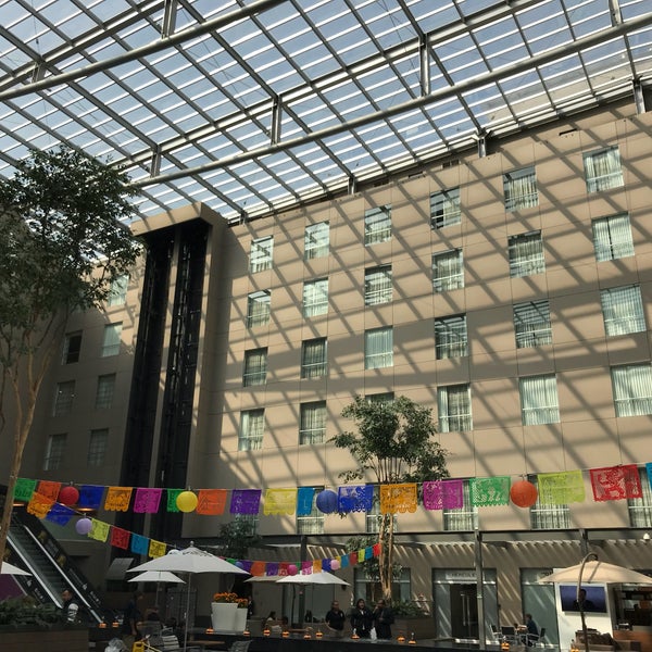 Foto diambil di Courtyard Mexico City Airport oleh Roberto B. pada 10/26/2017