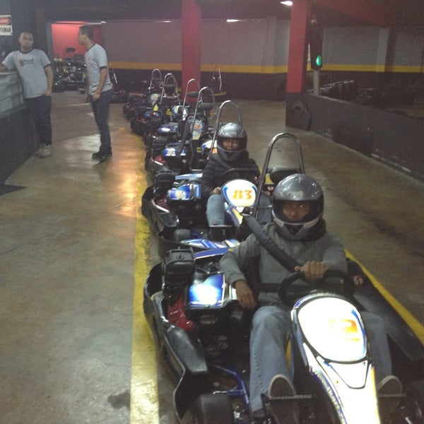 Foto tirada no(a) Formula Kart Indoor por Flanagan C. em 12/23/2012