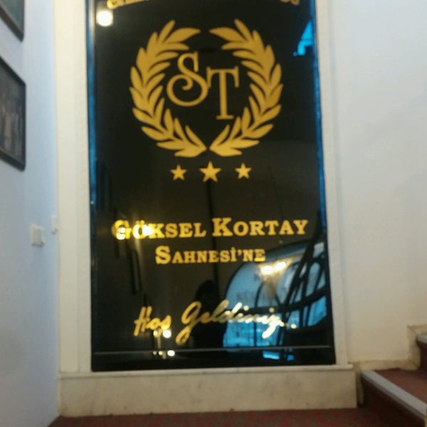 Das Foto wurde bei Sahne Tozu Tiyatrosu Göksel KORTAY Sahnesi von Burçin M. am 5/10/2017 aufgenommen
