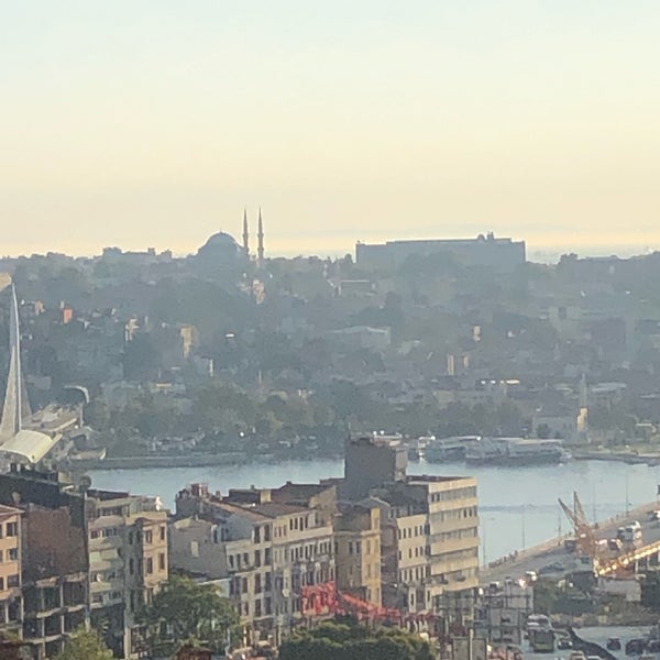 รูปภาพถ่ายที่ Soho House Roof Top โดย Dogan G. เมื่อ 9/30/2019