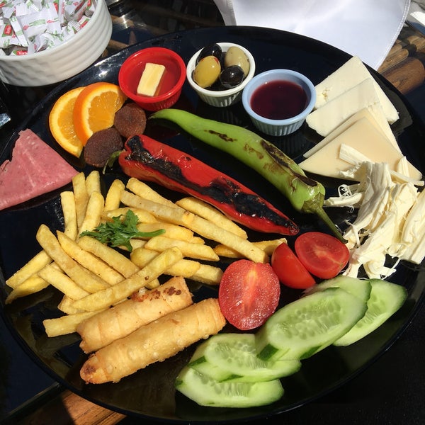 Photo taken at Üsküdar Park Cafe &amp; Restaurant by Hilal A. on 4/29/2018