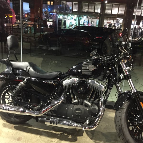 11/4/2016 tarihinde Fatima L.ziyaretçi tarafından Harley-Davidson of New York City'de çekilen fotoğraf