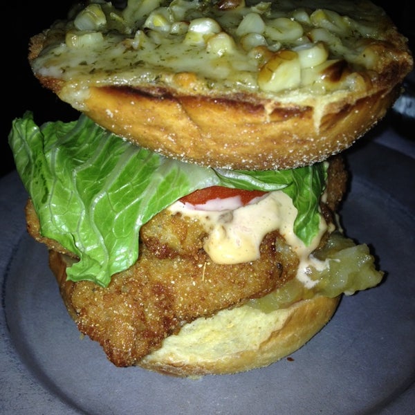 Foto scattata a Stillhouse Craft Burgers &amp; Moonshine da Lauren A. il 5/18/2014