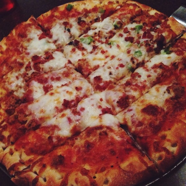 Снимок сделан в Knuckles Pizza &amp; Sports Bar пользователем Lucy Y. 8/23/2014