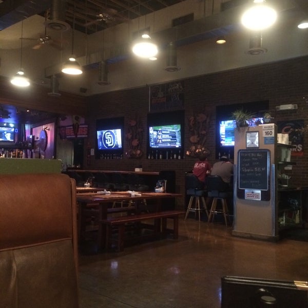Photo prise au Shucks Tavern &amp; Oyster Bar - Durango Rd par Debb L. le5/18/2014