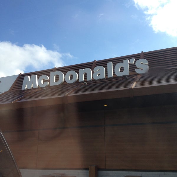 รูปภาพถ่ายที่ McDonald&#39;s โดย Erik L. เมื่อ 5/11/2013