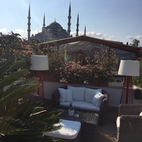 รูปภาพถ่ายที่ Sari Konak Hotel, Istanbul โดย Olu R. เมื่อ 8/9/2015