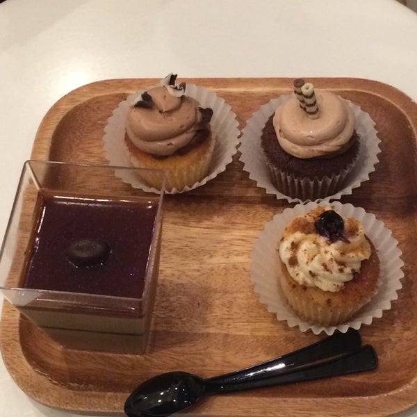Foto scattata a Sweet Buttons Desserts da Louis L. il 7/20/2014