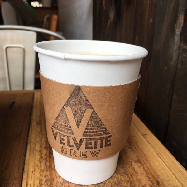 Foto tirada no(a) Velvette Brew por Emily O. em 8/18/2017
