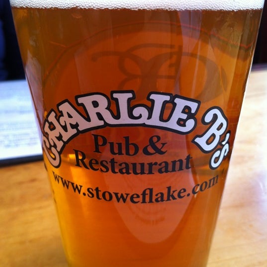 Снимок сделан в Charlie B&#39;s Pub &amp; Restaurant пользователем Robert G. 10/11/2012