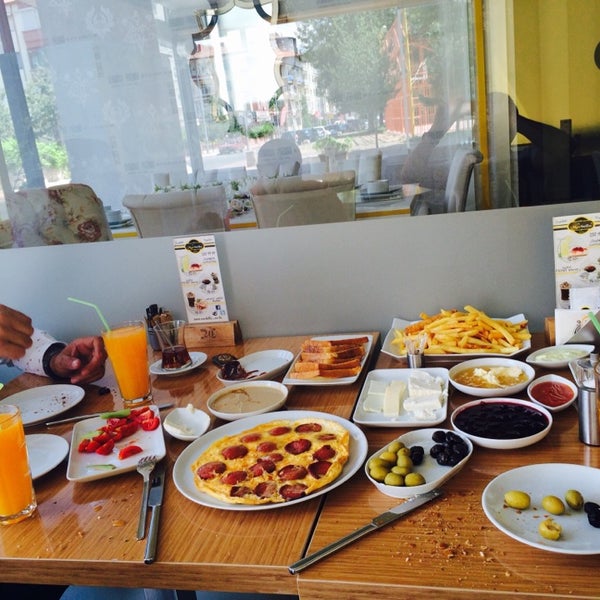 รูปภาพถ่ายที่ Marbella Restaurant &amp; Bistro โดย Seyit K. เมื่อ 8/5/2014