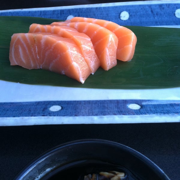 Foto scattata a Blue Wasabi Sushi &amp; Martini Bar da Ashlee P. il 5/3/2013