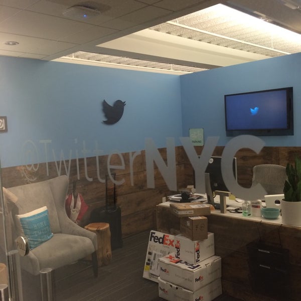 Photo taken at Twitter NYC by Roberto G. on 10/22/2014