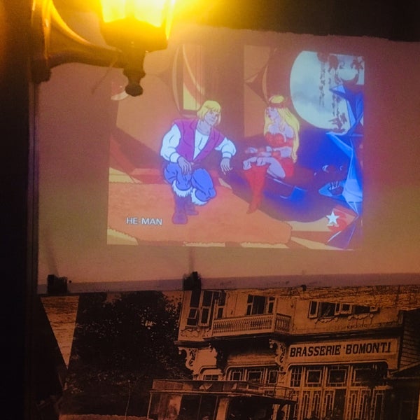 Foto tomada en Sardunya&#39;s Brasserie Bomonti ve Şarap Evi  por Ceren E. el 6/22/2019