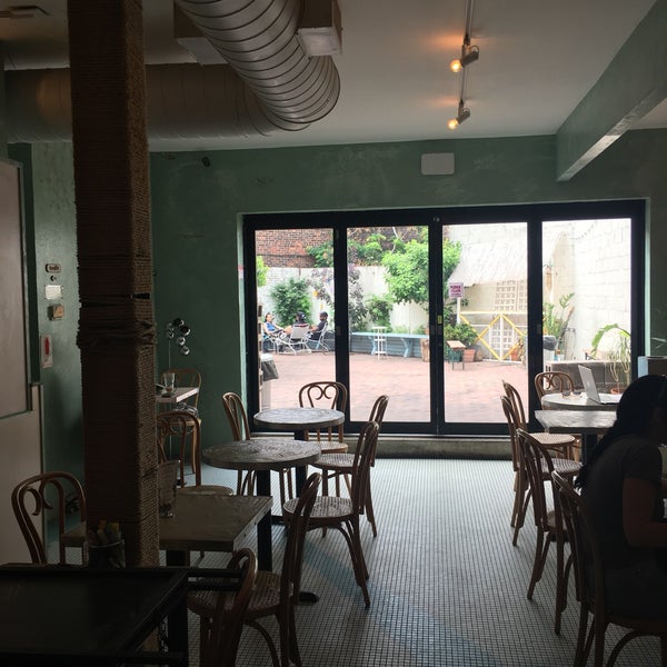 6/21/2018 tarihinde India K.ziyaretçi tarafından Cafe Erzulie'de çekilen fotoğraf