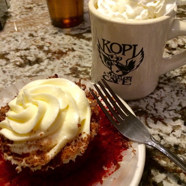 Foto tirada no(a) Kopi Café por Janet em 6/5/2015