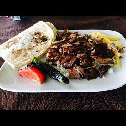 8/6/2015に♚ Kerem βerk ♚ D.がEtibol Gurme Kasap Döner &amp; Köfteで撮った写真