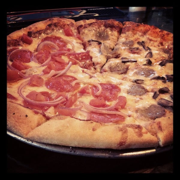 Снимок сделан в Lucia&#39;s Pizza Italian Grill пользователем Dana N. 1/13/2013
