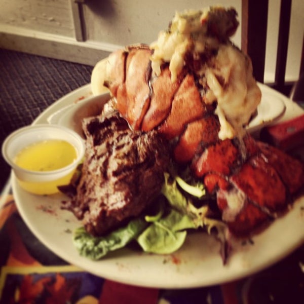 Foto scattata a Crab&#39;s Claw Oceanfront Caribbean Restaurant da Scott G. il 6/30/2013