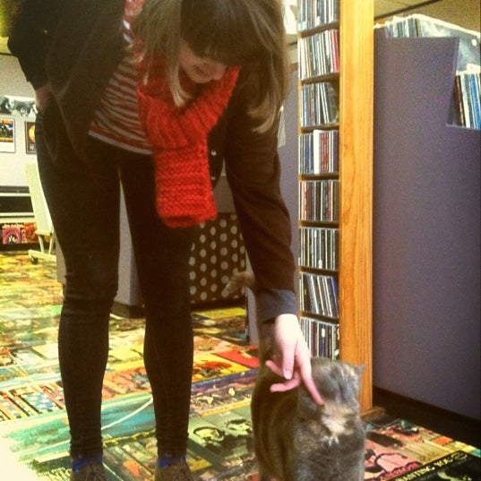 รูปภาพถ่ายที่ Blue Arrow Records โดย Maureen เมื่อ 12/17/2012