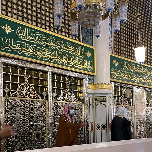 Photo taken at قبر الرسول صلى الله عليه وسلم Tomb of the Prophet (peace be upon him) by Abdulmalek M. on 12/13/2021