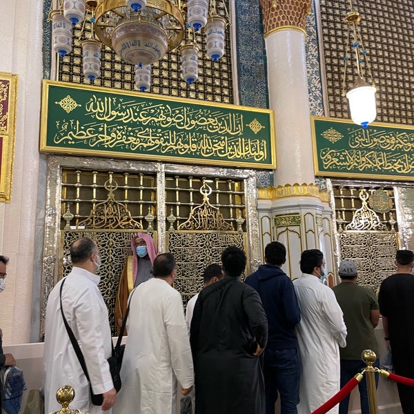 Photo taken at قبر الرسول صلى الله عليه وسلم Tomb of the Prophet (peace be upon him) by Abdulmalek M. on 12/12/2021