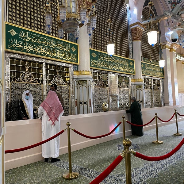 Photo taken at قبر الرسول صلى الله عليه وسلم Tomb of the Prophet (peace be upon him) by Abdulmalek M. on 12/11/2021