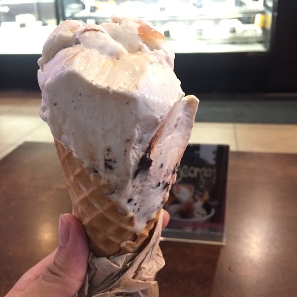 Снимок сделан в George&#39;s Ice Cream &amp; Sweets пользователем Jacob H. 7/28/2018
