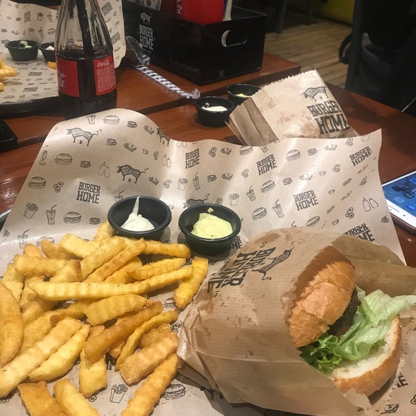 Foto tomada en Burger Home  por Gamber el 12/6/2019