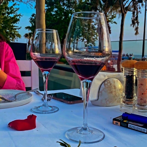 Das Foto wurde bei Liman Restaurant Lounge Club von Eda am 5/4/2022 aufgenommen