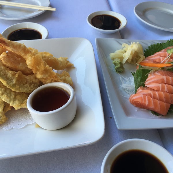 Снимок сделан в California Roll &amp; Sushi Fish пользователем Anna W. 3/23/2016