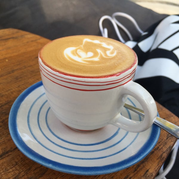 Foto diambil di Coffee &amp; Thyme Gili Air oleh Patrick B. pada 9/3/2016