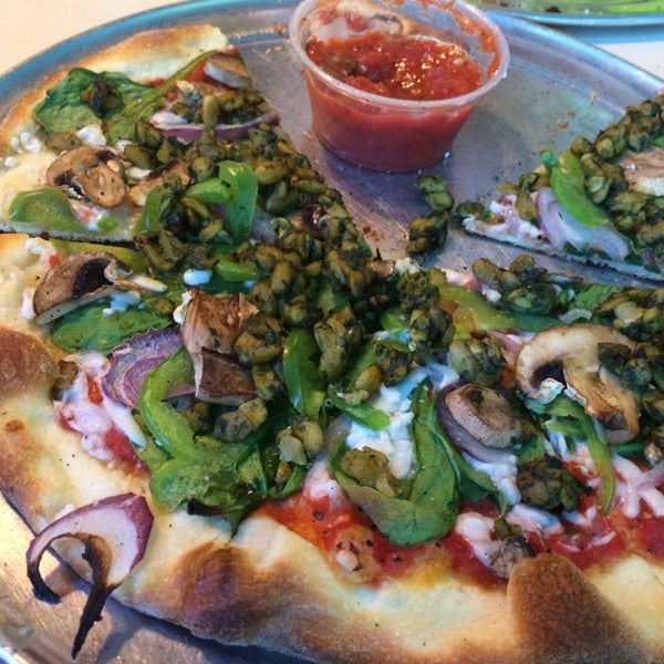 Das Foto wurde bei D&#39;Allesandro&#39;s Pizza von Kelley am 4/6/2014 aufgenommen