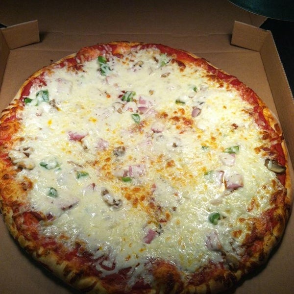 Foto scattata a Aunt Polly&#39;s Pizza da Aunt Polly&#39;s Pizza il 2/16/2014