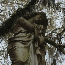 Das Foto wurde bei Bonaventure Cemetery Tours ™ von 6th Sense W. am 4/20/2016 aufgenommen