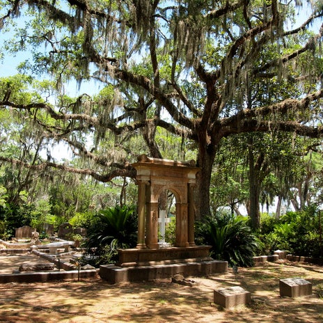 Foto diambil di Bonaventure Cemetery Tours ™ oleh 6th Sense W. pada 10/2/2016